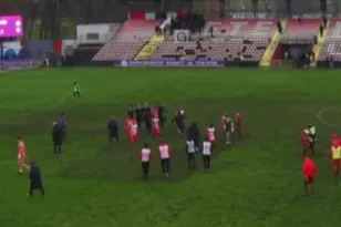 Mπούκαραν στ’ αποδυτήρια της ομάδας τους και απείλησαν παίκτες με όπλα