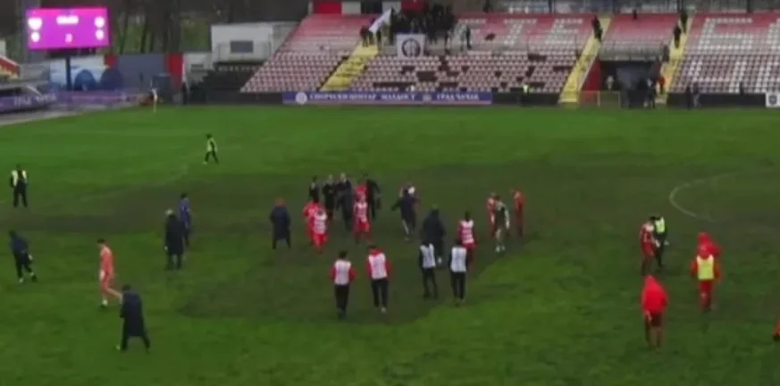 Mπούκαραν στ' αποδυτήρια της ομάδας τους και απείλησαν παίκτες με όπλα