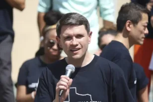 Δημοκρατικός υποψήφος πάστορας στο Τέξας ακολουθεί πορνοστάρ και μοντέλα OnlyFans στο Instagram!