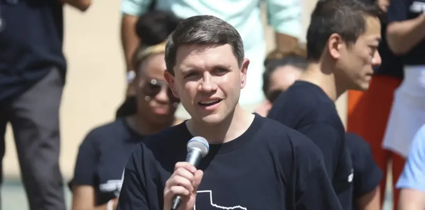 Δημοκρατικός υποψήφος πάστορας στο Τέξας ακολουθεί πορνοστάρ και μοντέλα OnlyFans στο Instagram!