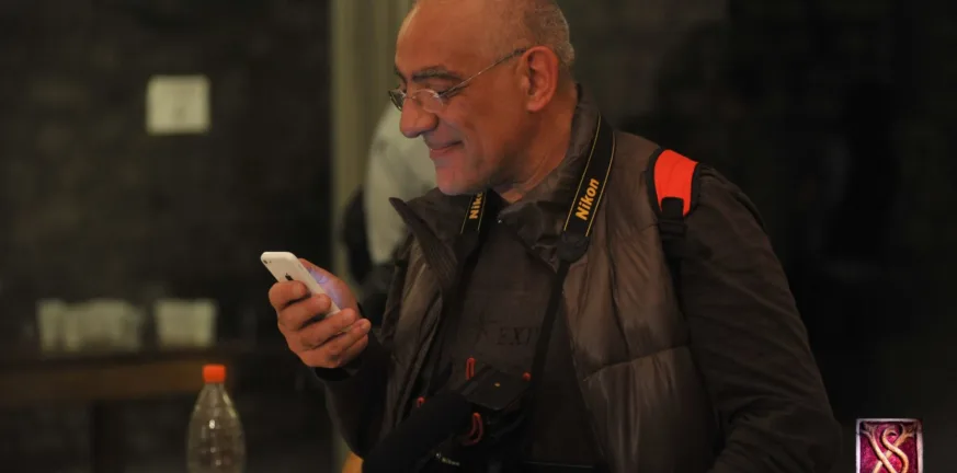 Το απρόβλεπτο καρέ του Τεύκρου Σακελλαρόπουλου: Η Αβάστακτη Γοητεία της Αναμονής