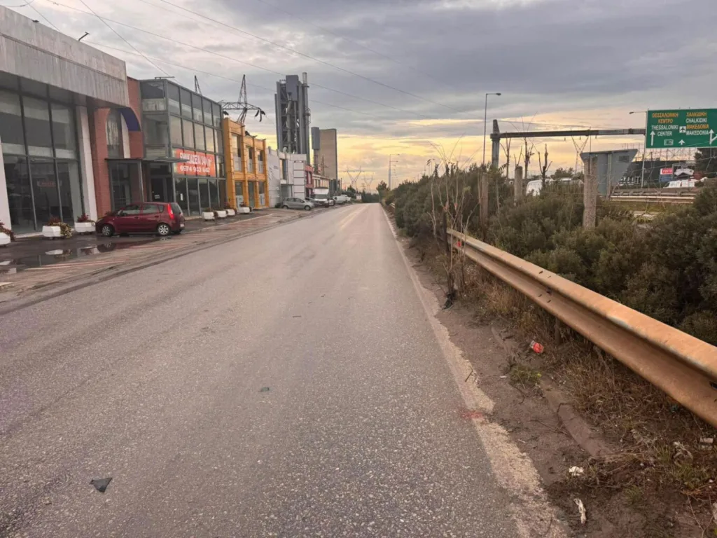 Τροχαίο με τρεις τραυματίες: Φορτηγό παρέσυρε πεζό σε παράδρομο της Εθνικής προς Καβάλα ΦΩΤΟ Τροχαίο με τρεις τραυματίες: Φορτηγό παρέσυρε πεζό σε παράδρομο της Εθνικής προς Καβάλα ΦΩΤΟ