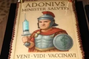 Η τούρτα-έκπληξη της Ευγενίας Μανωλίδου για τον Άδωνι Γεωργιάδη – «Ήρθα, είδα, εμβολίασα» με… πανοπλία και σύριγγα ΦΩΤΟ