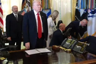 Απρόοπτο στην συνέντευξη Τύπου Τραμπ: Στέλεχος φαρμακευτικής κατέρρευσε στο Οβάλ γραφείο ΒΙΝΤΕΟ