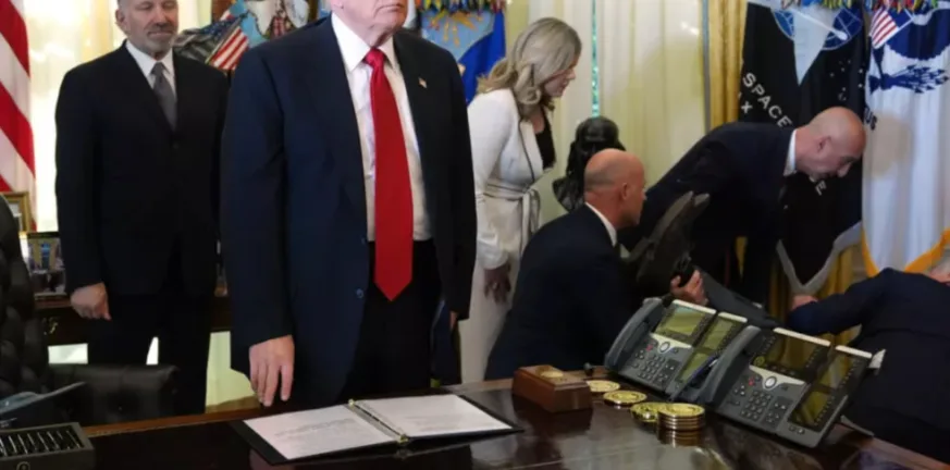 Απρόοπτο στην συνέντευξη Τραμπ: Στέλεχος φαρμακευτικής κατέρρευσε στο Οβάλ γραφείο ΒΙΝΤΕΟ