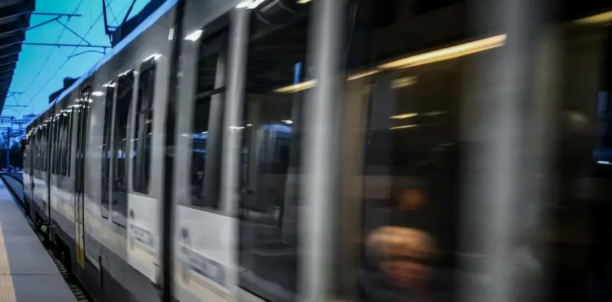 Σύγκρουση τρένου με δίκυκλο, εξαφανίστηκε ο οδηγός του δίκυκλου!