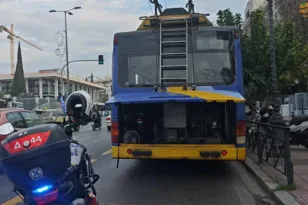 Πυρκαγιά σε τρόλεϊ στην Βασιλίσσης Σοφίας, δυσχέρεια στην κυκλοφορία ΦΩΤΟ