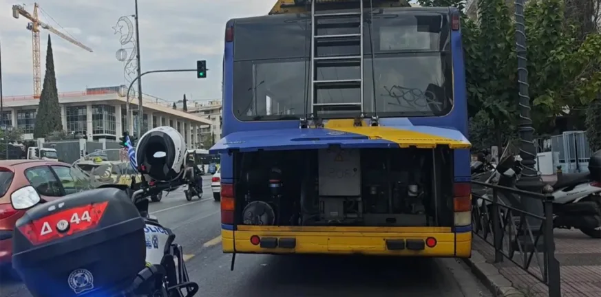 Πυρκαγιά σε τρόλεϊ στην Βασιλίσσης Σοφίας, δυσχέρεια στην κυκλοφορία ΦΩΤΟ