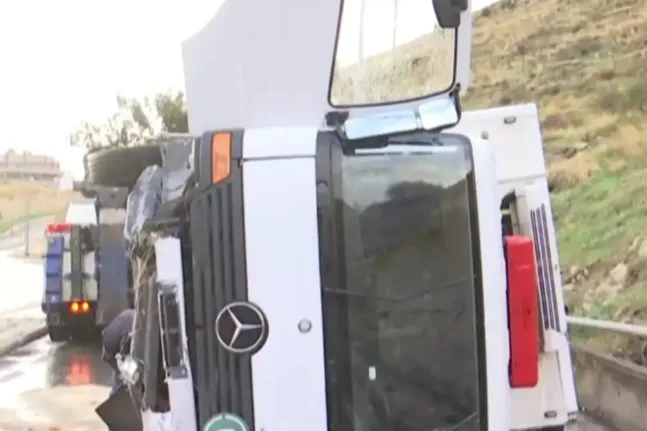 Θανατηφόρο τροχαίο στο Κερατσίνι: Ανατράπηκε φορτηγό στη Λεωφόρο Σχιστού, νεκρή μια γυναίκα