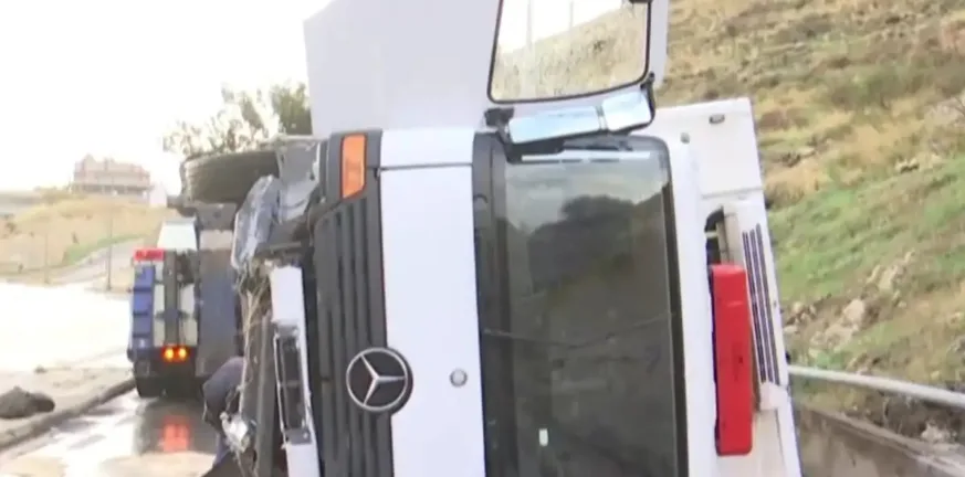 Θανατηφόρο τροχαίο στο Κερατσίνι: Ανατράπηκε φορτηγό στη Λεωφόρο Σχιστού, νεκρή μια γυναίκα