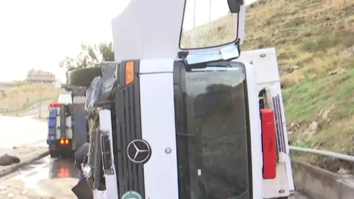 Θανατηφόρο τροχαίο στο Κερατσίνι: Ανατράπηκε φορτηγό στη Λεωφόρο Σχιστού, νεκρή μια γυναίκα Θανατηφόρο τροχαίο στο Κερατσίνι: Ανατράπηκε φορτηγό στη Λεωφόρο Σχιστού, νεκρή μια γυναίκα