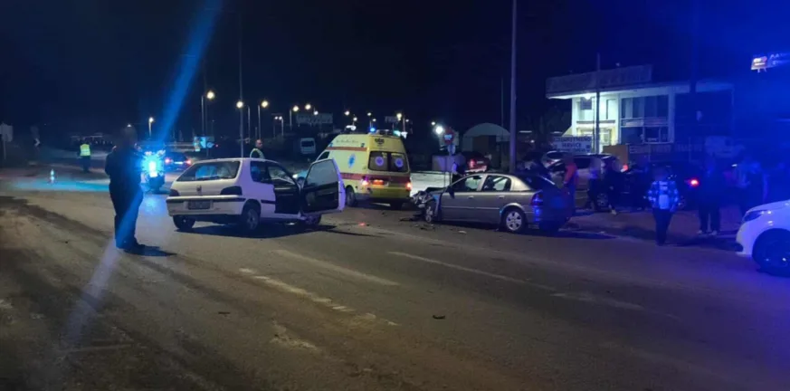 Ερμίτσα: Τροχαίο με σφοδρή σύγκρουση δύο αυτοκινήτων, ΦΩΤΟ