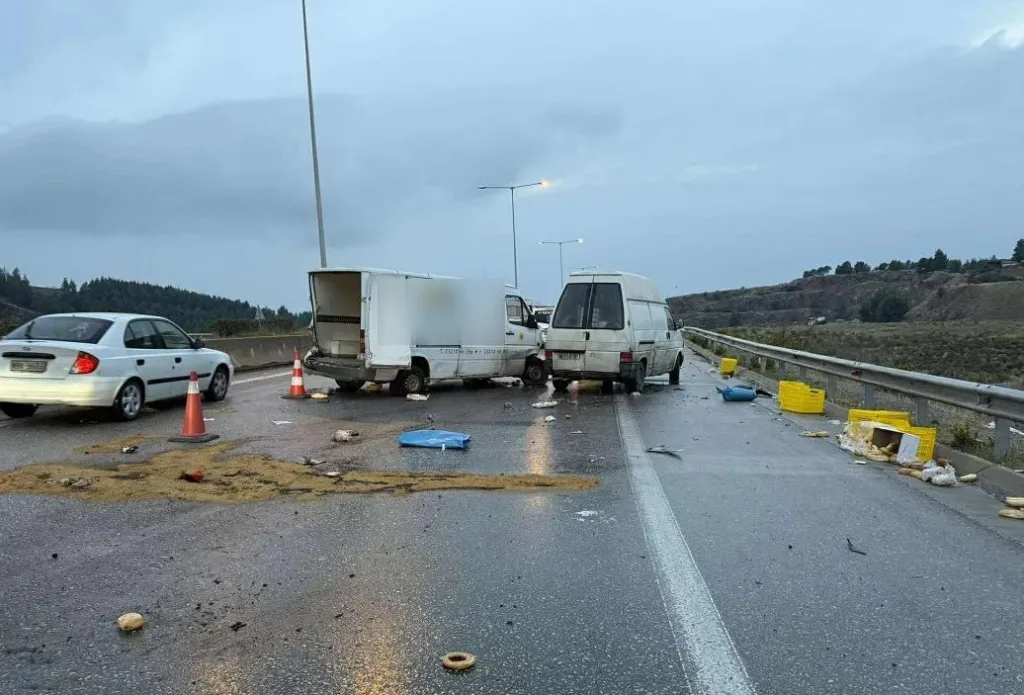 Θεσσαλονίκη: Τροχαίο ατύχημα, γεμισέ ψωμιά και κουλούρια ο δρόμος ΦΩΤΟ