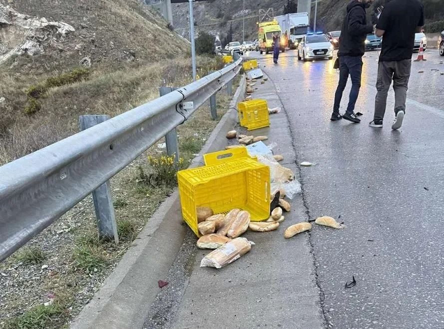 Θεσσαλονίκη: Τροχαίο ατύχημα, γεμισέ ψωμιά και κουλούρια ο δρόμος ΦΩΤΟ