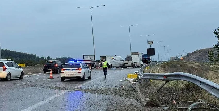 Θεσσαλονίκη: Τροχαίο ατύχημα, γεμισέ ψωμιά και κουλούρια ο δρόμος ΦΩΤΟ