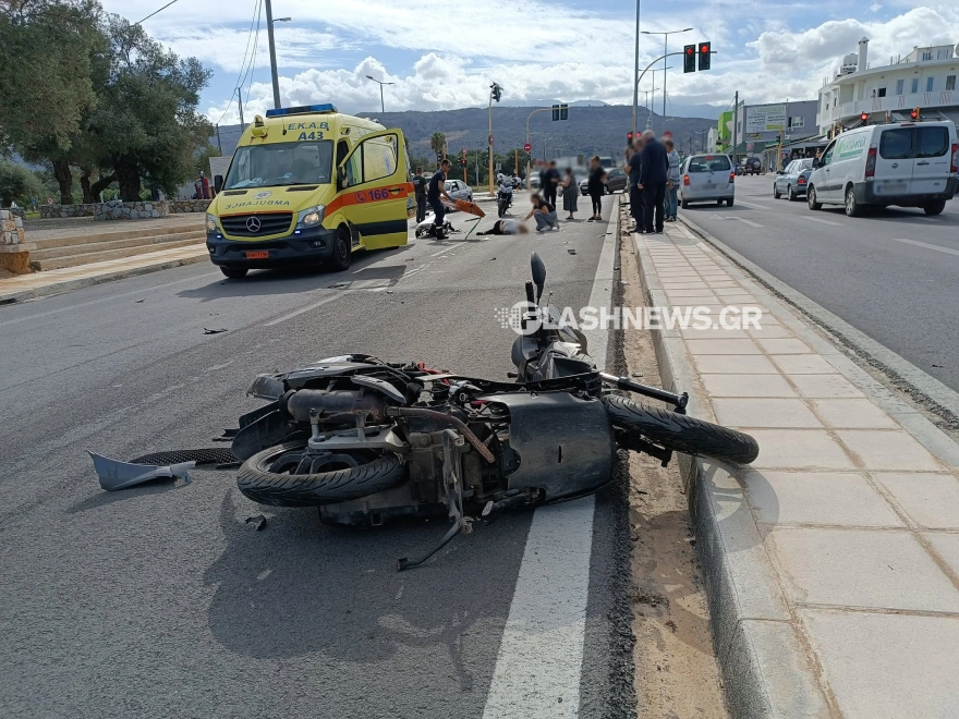 Σοβαρό τροχαίο με σφοδρή σύγκρουση, η οδηγός μηχανής χτύπησε στο παρμπρίζ! ΦΩΤΟ Σοβαρό τροχαίο με σφοδρή σύγκρουση, η οδηγός μηχανής χτύπησε στο παρμπρίζ! ΦΩΤΟ