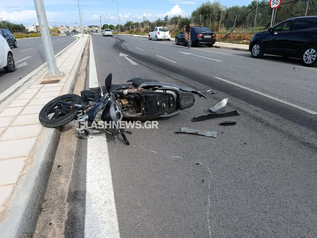 Σοβαρό τροχαίο με σφοδρή σύγκρουση, η οδηγός μηχανής χτύπησε στο παρμπρίζ! ΦΩΤΟ