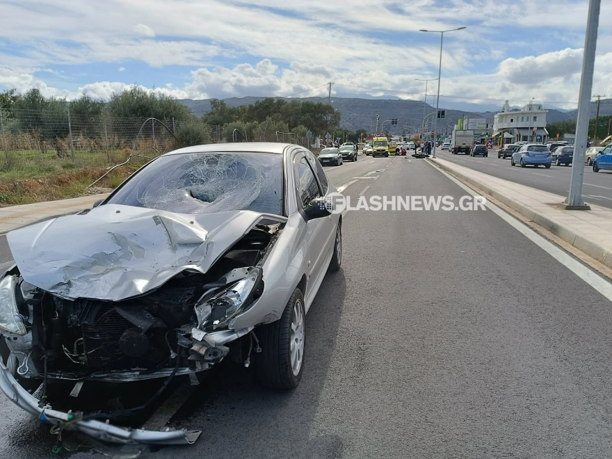 Σοβαρό τροχαίο με σφοδρή σύγκρουση, η οδηγός μηχανής χτύπησε στο παρμπρίζ! ΦΩΤΟ