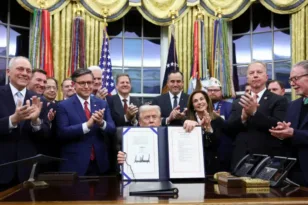 Τέλος στο μεγαλύτερο shutdown στη ιστορία των ΗΠΑ με υπογραφή Τραμπ