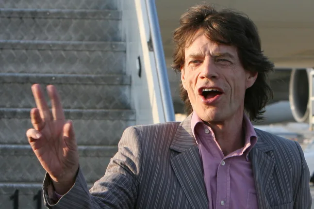 «Ήταν μεγάλη τιμή να συναντήσω μερικούς από τους νέους μαθητές», η επίσκεψη του Μικ Τζάγκερ στο παλιό του σχολείο ΦΩΤΟ