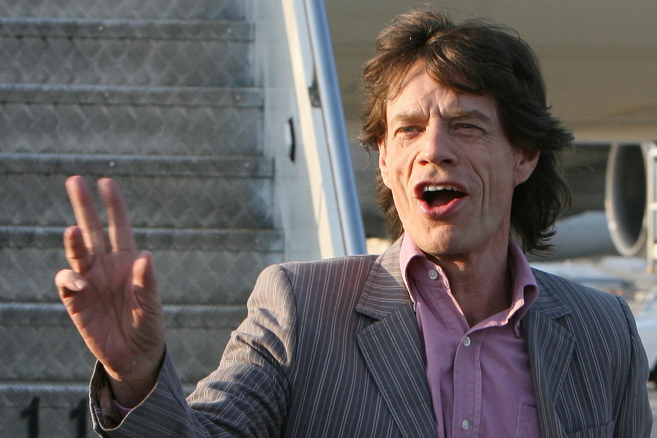 «Ήταν μεγάλη τιμή να συναντήσω μερικούς από τους νέους μαθητές», η επίσκεψη του Μικ Τζάγκερ στο παλιό του σχολείο ΦΩΤΟ «Ήταν μεγάλη τιμή να συναντήσω μερικούς από τους νέους μαθητές», η επίσκεψη του Μικ Τζάγκερ στο παλιό του σχολείο ΦΩΤΟ