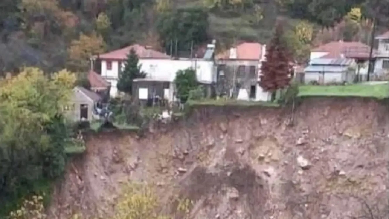 Κακοκαιρία «Adel»: Τεράστια κατολίσθηση στα Τζουμέρκα - Σπίτια “κρέμονται στον αέρα” Κακοκαιρία «Adel»: Τεράστια κατολίσθηση στα Τζουμέρκα - Σπίτια “κρέμονται στον αέρα”