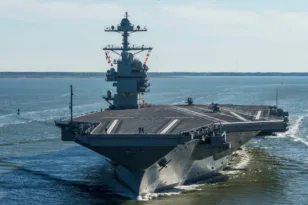 «Τύμπανα» πολέμου στη Βενεζουέλα, τι σηματοδοτεί η άφιξη αμερικανικού αεροπλανοφόρου