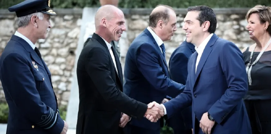Guardian: «Σφοδρή δολοφονία χαρακτήρα» οι αναφορές Τσίπρα για Βαρουφάκη στο νέο βιβλίο