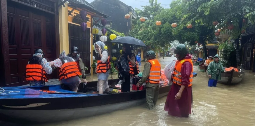 Τραγικός απολογισμός στο Βιετνάμ: Τουλάχιστον 90 νεκροί από τις φονικές πλημμύρες