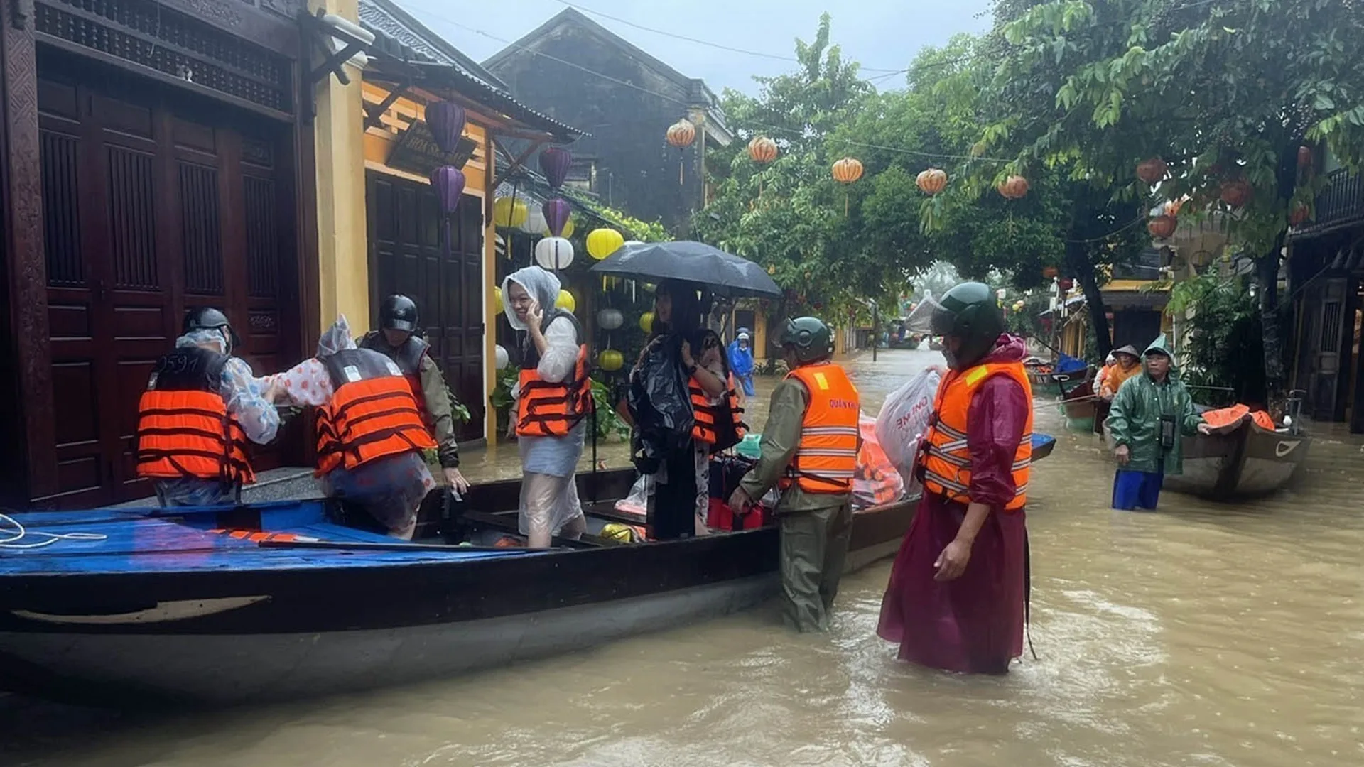 Τραγικός απολογισμός στο Βιετνάμ: Τουλάχιστον 90 νεκροί από τις φονικές πλημμύρες