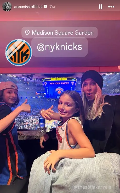 Η Άννα Βίσση με τα εγγόνια της στις κερκίδες του Madison Square Garden ΦΩΤΟ Η Άννα Βίσση με τα εγγόνια της στις κερκίδες του Madison Square Garden ΦΩΤΟ