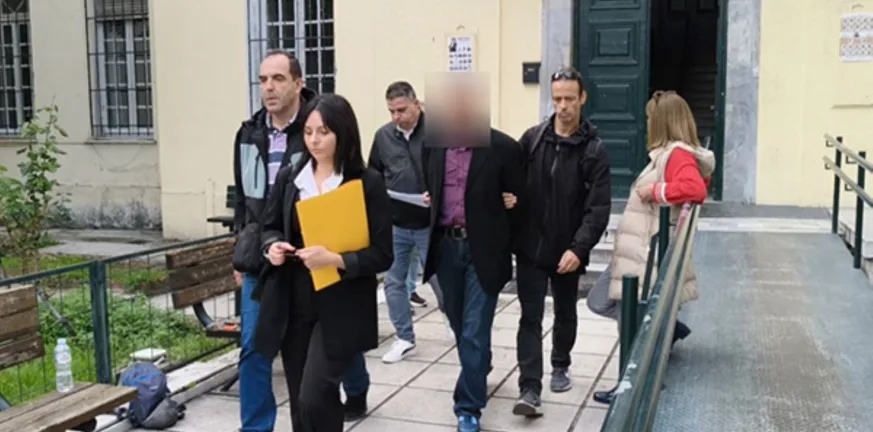 Αυτά είναι τα στοιχεία του 58χρονου λιμενικού που προφυλακίστηκε και κατηγορείται για ασέλγεια σε ανήλικους