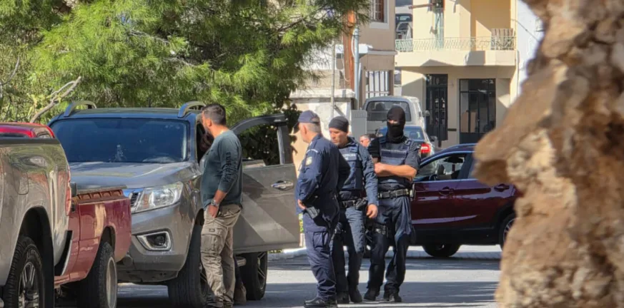 «Την αντίκρισα νεκρή στην άσφαλτο, ενώ κάποιος μας έριχνε με καλάσνικοφ» συγκλονίζει ο αδερφός της 56χρονης που χάθηκε στο μακελειό