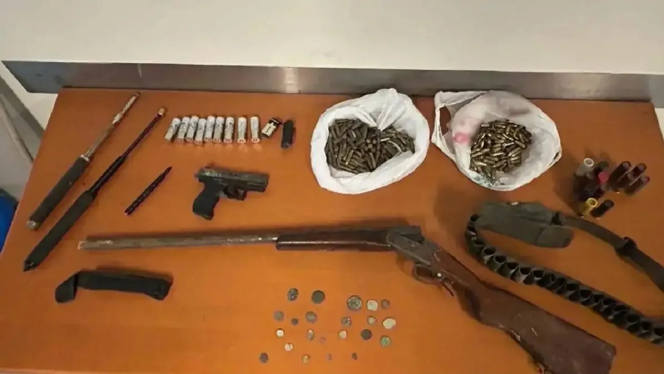 Σαρωτικές έρευνες στα Βορίζια: 48 σπίτια και 21 μαντριά στο μικροσκόπιο - 7 συλλήψεις και δεκάδες προσαγωγές για το μακελειό ΦΩΤΟ Σαρωτικές έρευνες στα Βορίζια: 48 σπίτια και 21 μαντριά στο μικροσκόπιο - 7 συλλήψεις και δεκάδες προσαγωγές για το μακελειό ΦΩΤΟ