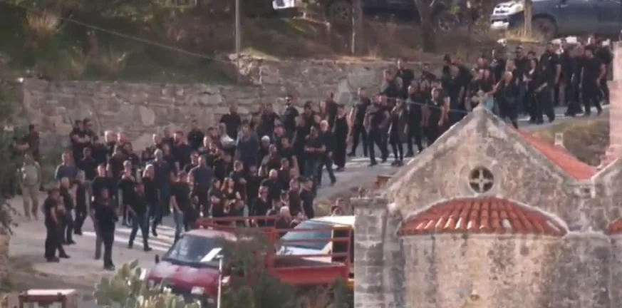 Σιωπή, δάκρυα και φόβος στα Βορίζια: Υπό δρακόντεια μέτρα η κηδεία του 39χρονου, μέσα σε χωριό που μυρίζει μπαρούτι ΒΙΝΤΕΟ