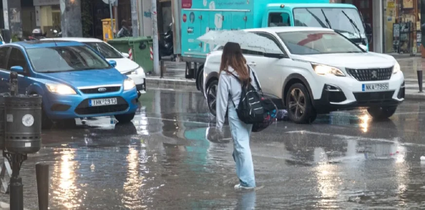 Καταιγίδες και θυελλώδεις άνεμοι βάζουν τη χώρα σε δοκιμασία - Προσοχή τις επόμενες ώρες