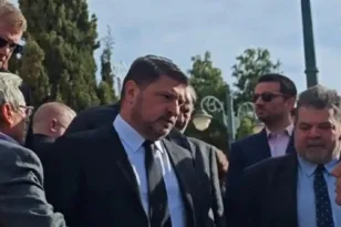 Σε κλίμα βαθιάς οδύνης η κηδεία του πατέρα του Νίκου Χαρδαλιά στον Καρέα