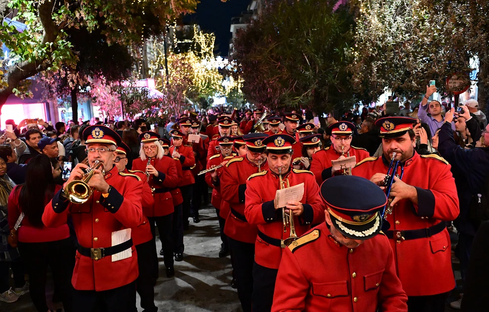 Υπό βροχή η φωταγώγηση του Χριστουγεννιάτικου δένδρου στο Σύνταγμα ΦΩΤΟ