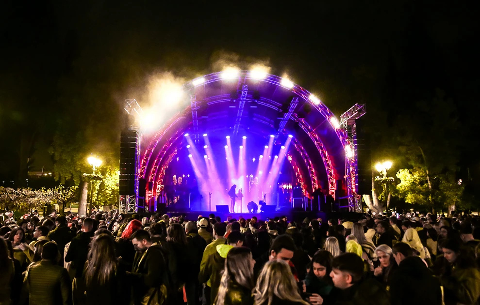 Υπό βροχή η φωταγώγηση του Χριστουγεννιάτικου δένδρου στο Σύνταγμα ΦΩΤΟ