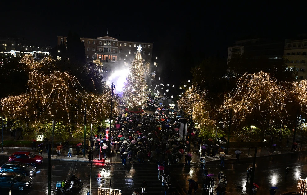 Υπό βροχή η φωταγώγηση του Χριστουγεννιάτικου δένδρου στο Σύνταγμα ΦΩΤΟ
