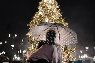 Υπό βροχή η φωταγώγηση του Χριστουγεννιάτικου δένδρου στο Σύνταγμα ΦΩΤΟ