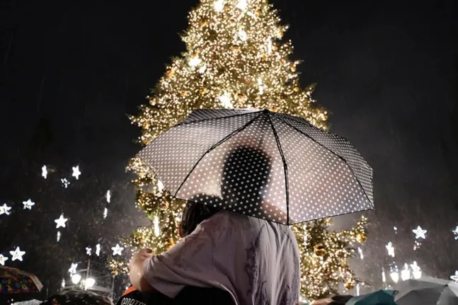 Υπό βροχή η φωταγώγηση του Χριστουγεννιάτικου δένδρου στο Σύνταγμα ΦΩΤΟ
