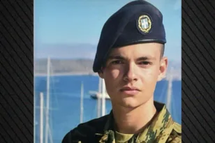 «Δεν σου συγχωρώ την πίκρα που μας έδωσες … καλή αντάμωση…….», σπαρακτική η μαντινάδα πατέρα του 19χρονου στρατιώτη