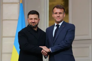 «Καρφί» Μακρόν για Τραμπ: «Υποψήφιοι πρόεδροι υπόσχονταν να λήξουν τον πόλεμο σε 24 ώρες, η πραγματικότητα ήταν άλλη»