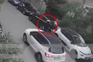 Σε βίντεο καταγράφονται οι στιγμές πριν από την καταδίωξη στον Νέο Κόσμο και τον θανάσιμο ξυλοδαρμό του 58χρονου