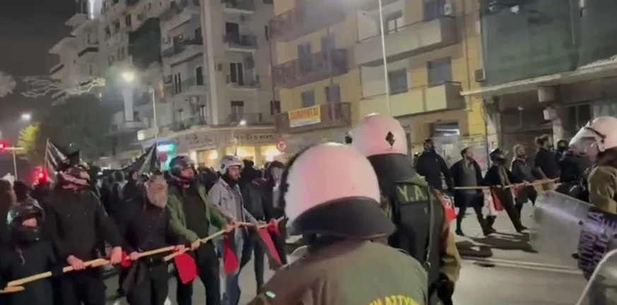 Θεσσαλονίκη: Ολοκληρώθηκε σε ηλεκτρισμένη ατμόσφαιρα η πορεία για την 52η επέτειο του Πολυτεχνείου, ΒΙΝΤΕΟ