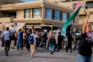 Κρήτη: Σύγκρουση των ΜΑΤ με διαδηλωτές σε συγκέντρωση κατά του κρουαζιερόπλοιου με Ισραηλινούς ΒΙΝΤΕΟ