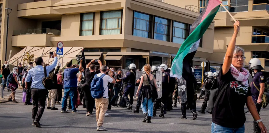 Κρήτη: Σύγκρουση των ΜΑΤ με διαδηλωτές σε συγκέντρωση κατά του κρουαζιερόπλοιου με Ισραηλινούς ΒΙΝΤΕΟ