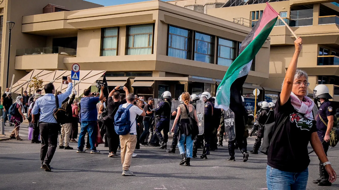 Κρήτη: Σύγκρουση των ΜΑΤ με διαδηλωτές σε συγκέντρωση κατά του κρουαζιερόπλοιου με Ισραηλινούς ΒΙΝΤΕΟ Κρήτη: Σύγκρουση των ΜΑΤ με διαδηλωτές σε συγκέντρωση κατά του κρουαζιερόπλοιου με Ισραηλινούς ΒΙΝΤΕΟ