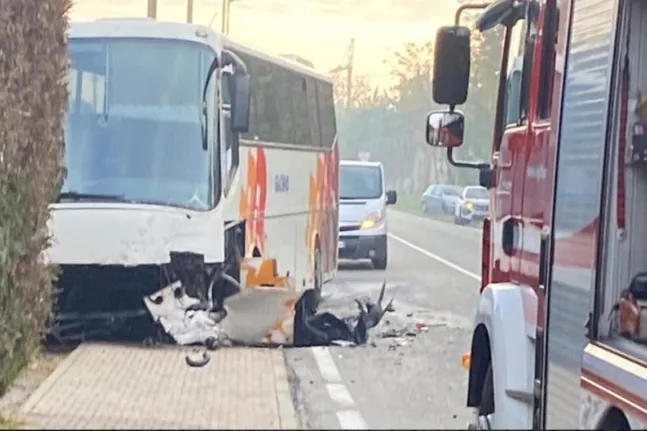 Ιταλία: Σύγκρουση σχολικού λεωφορείου με αυτοκίνητο στο Τορίνο - Ενας νεκρός, 22 μαθητές τραυματίες